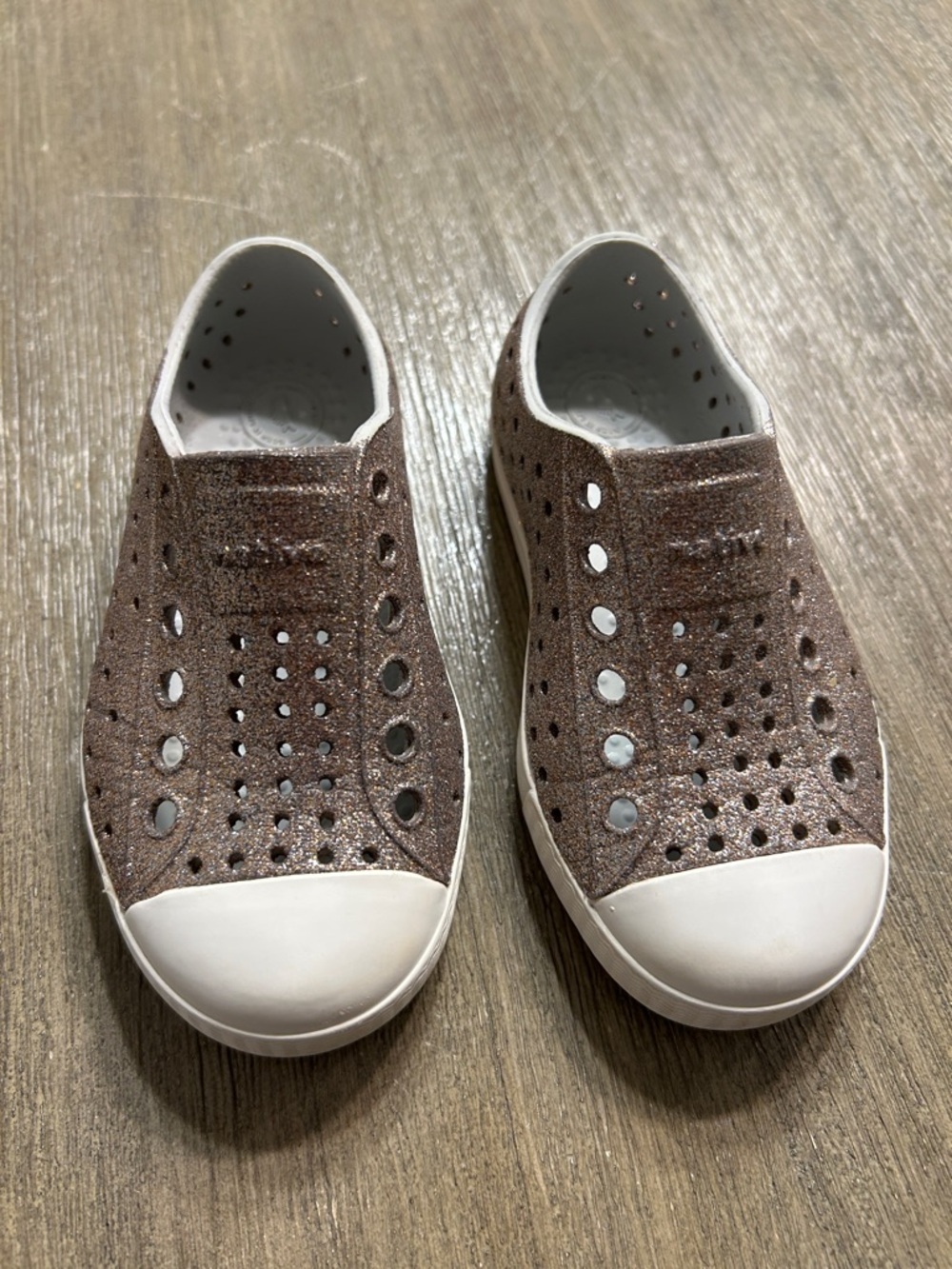 Native Jefferson Kids Slip-On Glitter Water-Friendly Shoes, Color Champagne.